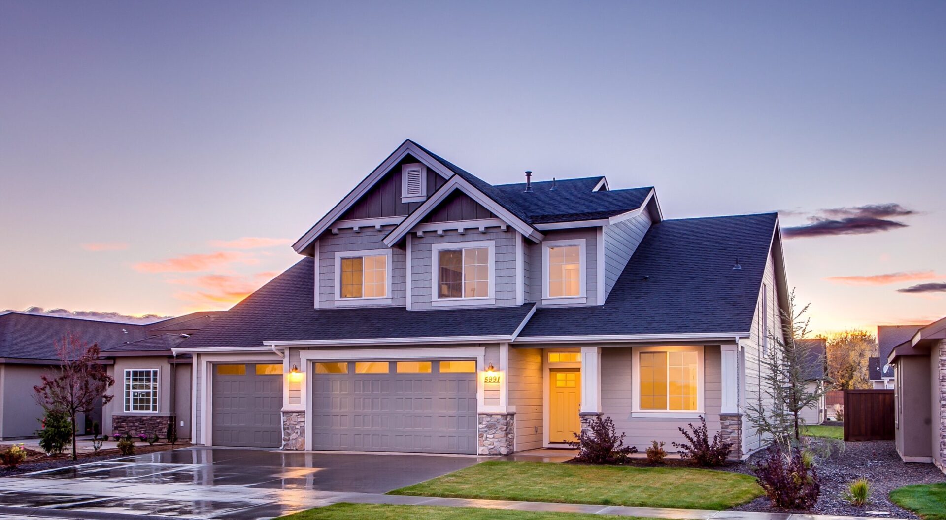 Exterior view of Single House with Tile Roof in a Subdivision