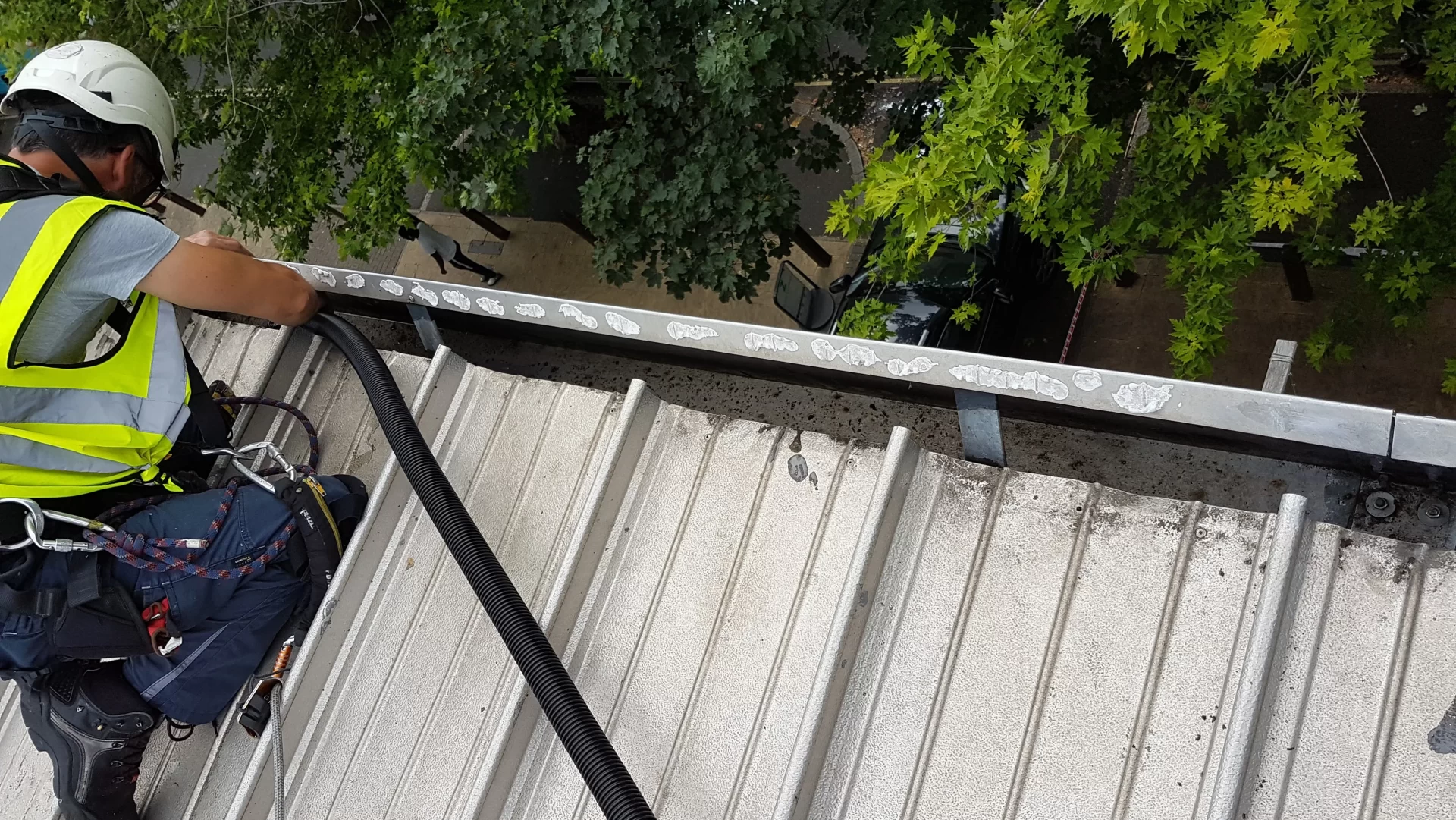 Gutter cleaning bg
